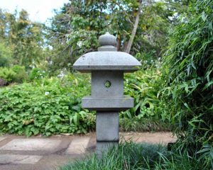 Décorez votre jardin avec une lanterne japonaise en pierre