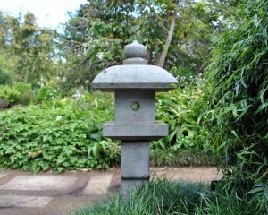 Décorez votre jardin avec une lanterne japonaise en pierre