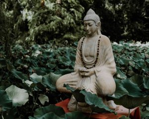 Placez une statue de bouddha dans votre jardin japonais !