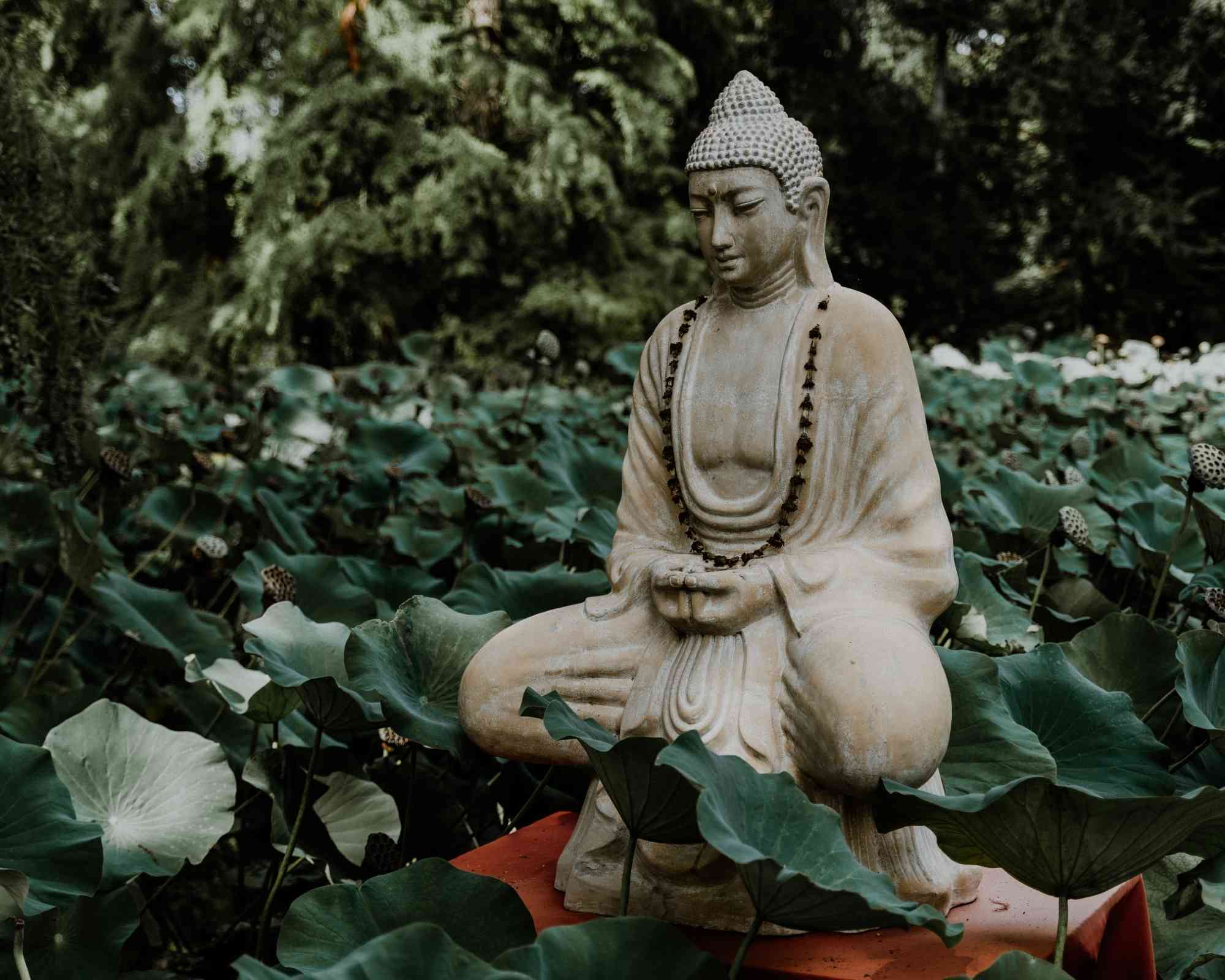 Placez une statue de bouddha dans votre jardin japonais !