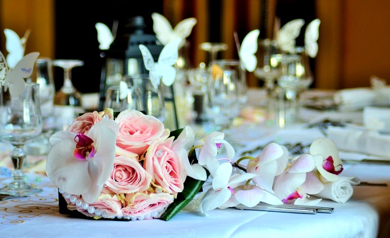 Roses en centre de table de mariage
