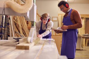 Deux charpentiers en plein travail