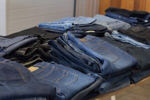 Des jeans utilisés pour l'upcycling