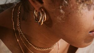 femme avec des bijoux