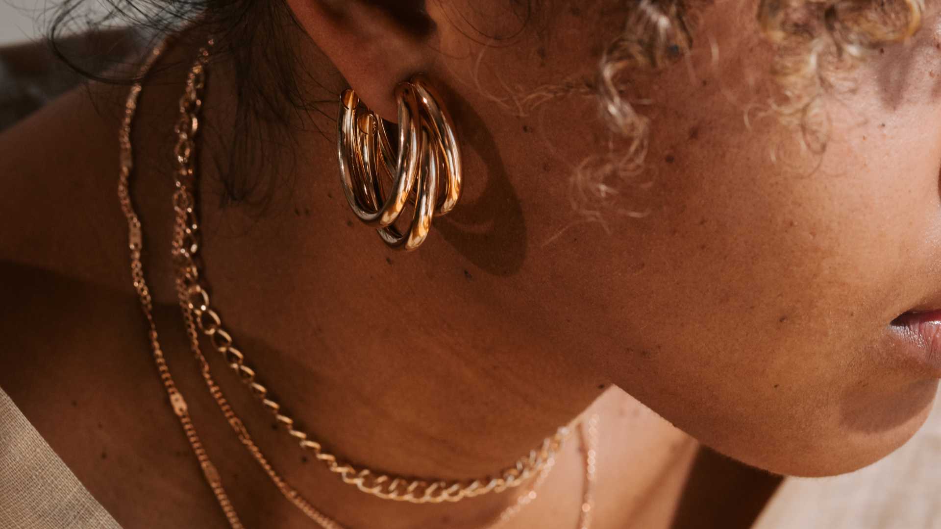 femme avec des bijoux