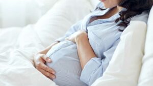femme enceinte en chemise rayée