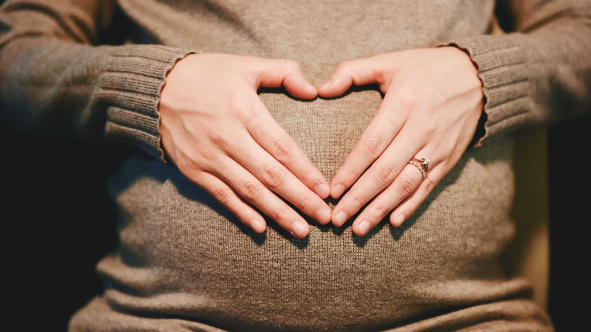 femme enceinte avec pull marron