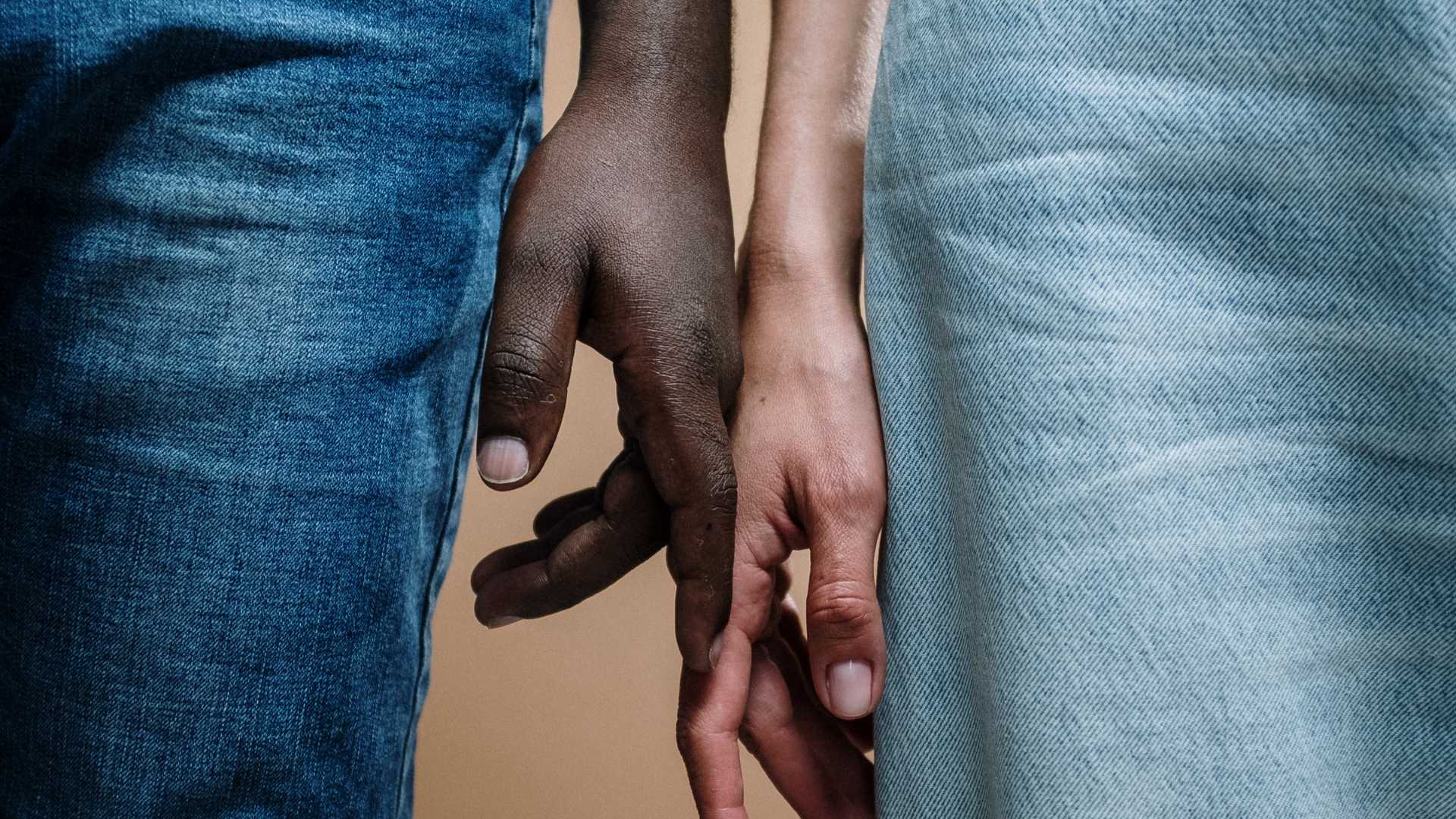 un homme et une femme en jean