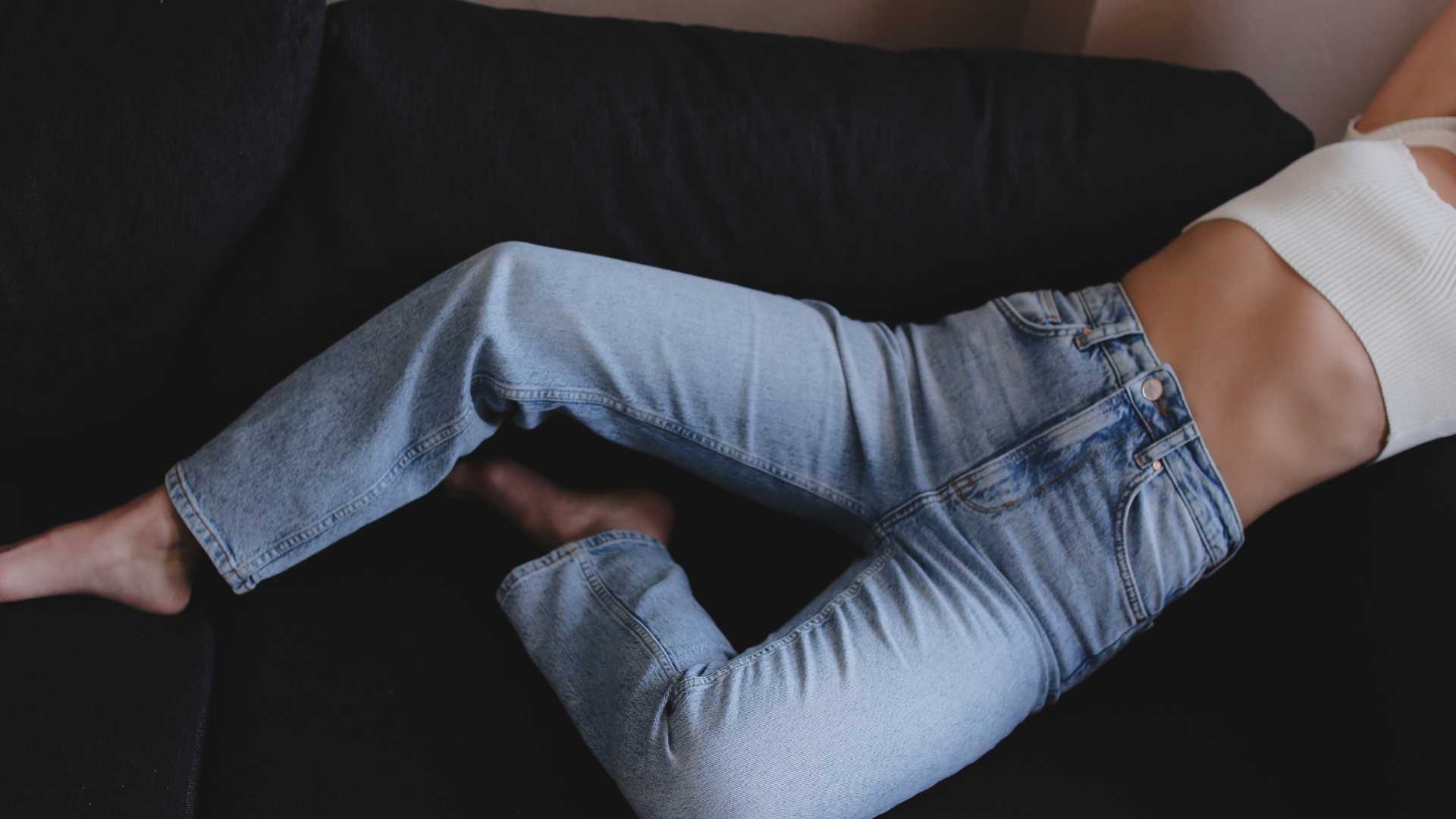 femme en jean allongée