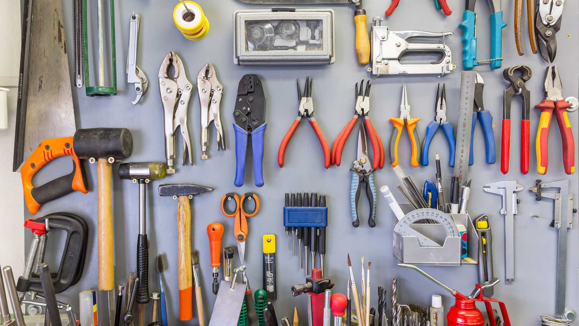 outil de bricolage accroché au mur