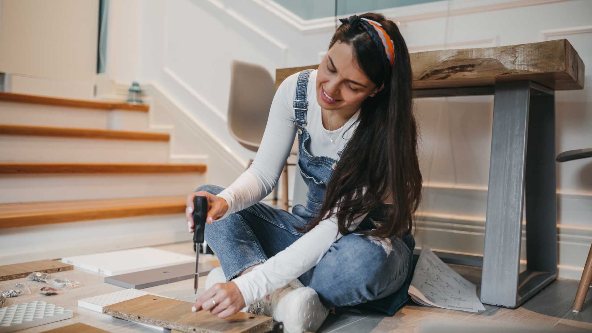 femme qui fabrique son meuble