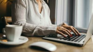 femme qui travail à son bureau
