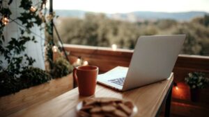 bureau de télétravail sur balcon