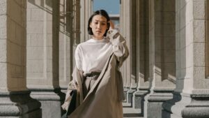 femme habillé en beige