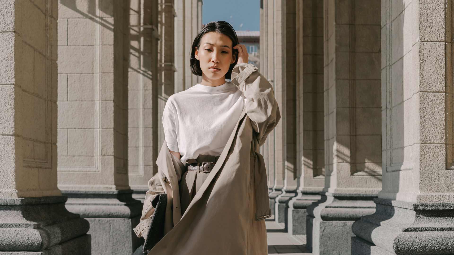 femme habillé en beige