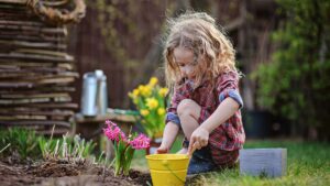 enfant qui jardine