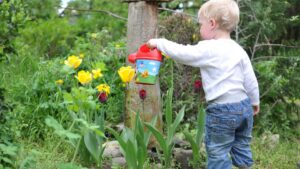 enfant qui jardine