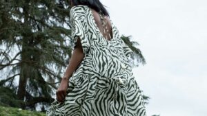 femme en robe motif zébrée
