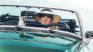 femme en voiture retro