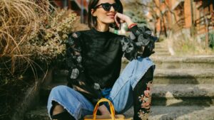 femme habillé en noir