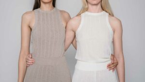 deux femmes bien habiller