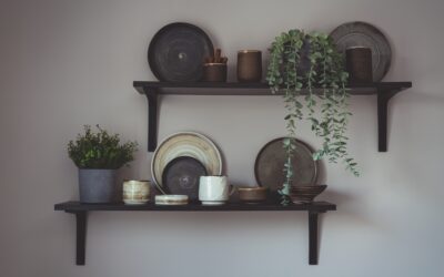 7 façons de styliser une étagère murale pour un effet waouh